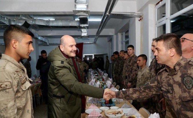 Bakan Soylu, yeni yıla geçitli jandarma karakolunda girdi