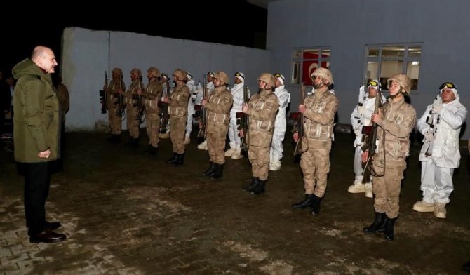 Bakan Soylu, yeni yıla geçitli jandarma karakolunda girdi
