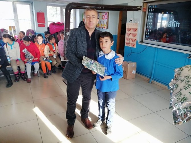 Karslı minik öğrenciler harçlıklarıyla köy okulundaki kardeşlerine hediye aldı