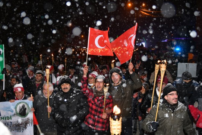 Kars'ta 10 bin kişi "Sarıkamış şehitleri"ni anmak için kar altında meşaleyle yürüdü