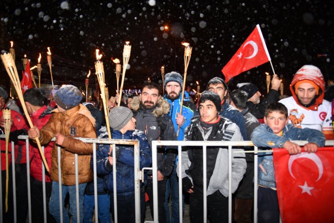 Kars'ta 10 bin kişi "Sarıkamış şehitleri"ni anmak için kar altında meşaleyle yürüdü