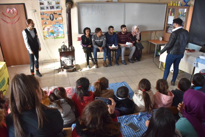 Üniversite öğrencileri köy köy gezip Karslı çocukları tiyatro ile tanıştırıyor