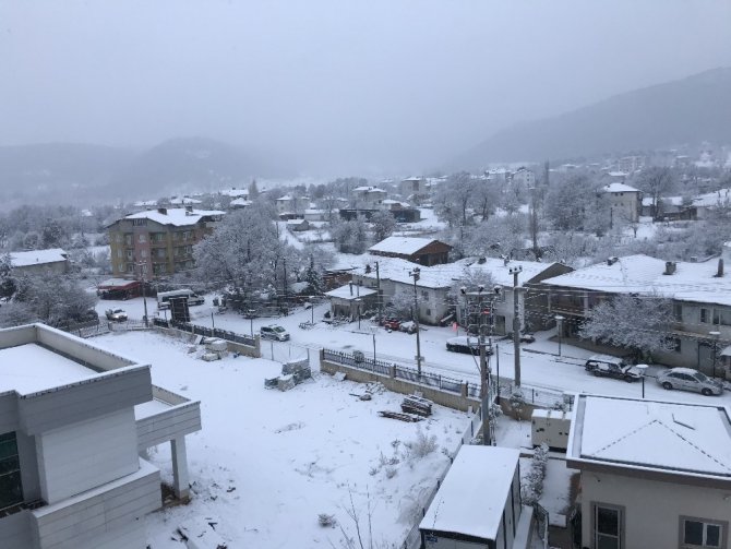 Bursa’nın Büyükorhan ilçesine yılın ilk karı düştü