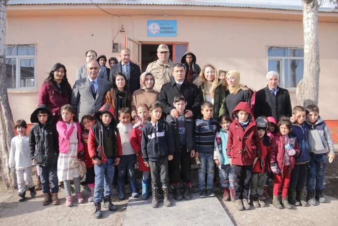 Erciş Kaymakamı Mehmetbeyoğlu'nun okul ziyareti