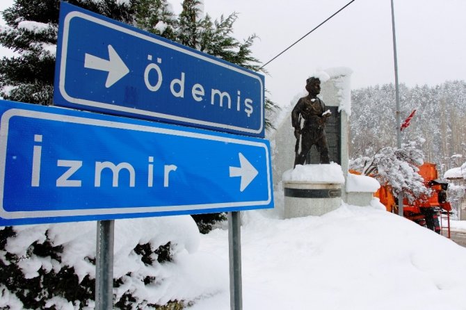İzmir’deki Bozdağ’da kar kalınlığı yarım metreyi geçti