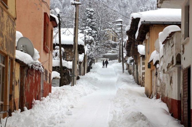 İzmir’deki Bozdağ’da kar kalınlığı yarım metreyi geçti