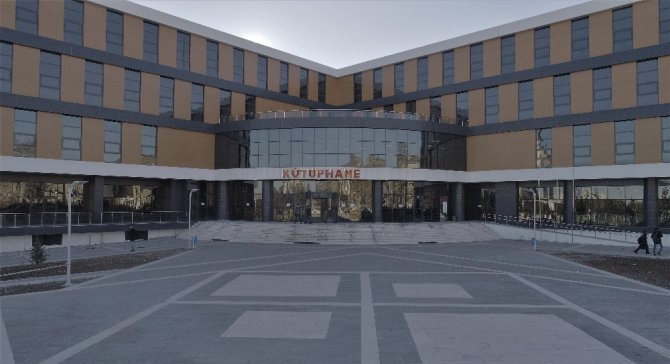 350 bin kitap ve materyalle bölgenin en büyük kütüphanesi 24 saat öğrencilerin hizmetinde