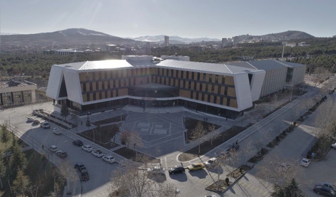 350 bin kitap ve materyalle bölgenin en büyük kütüphanesi 24 saat öğrencilerin hizmetinde