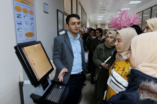 AİÇÜ lise öğrencilerini misafir etti