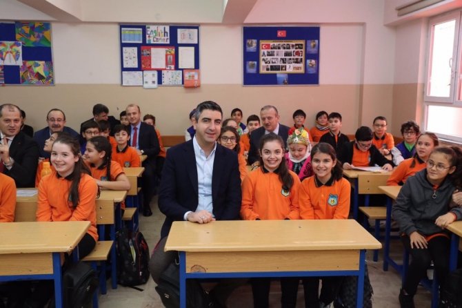 Başkan Gökhan Yüksel, karne dağıtım gününe katıldı