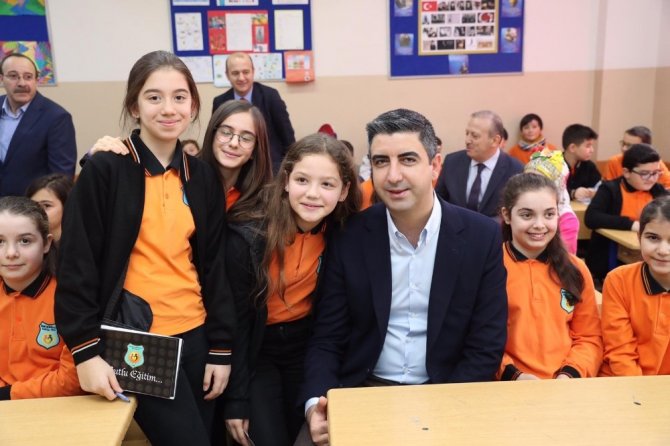 Başkan Gökhan Yüksel, karne dağıtım gününe katıldı