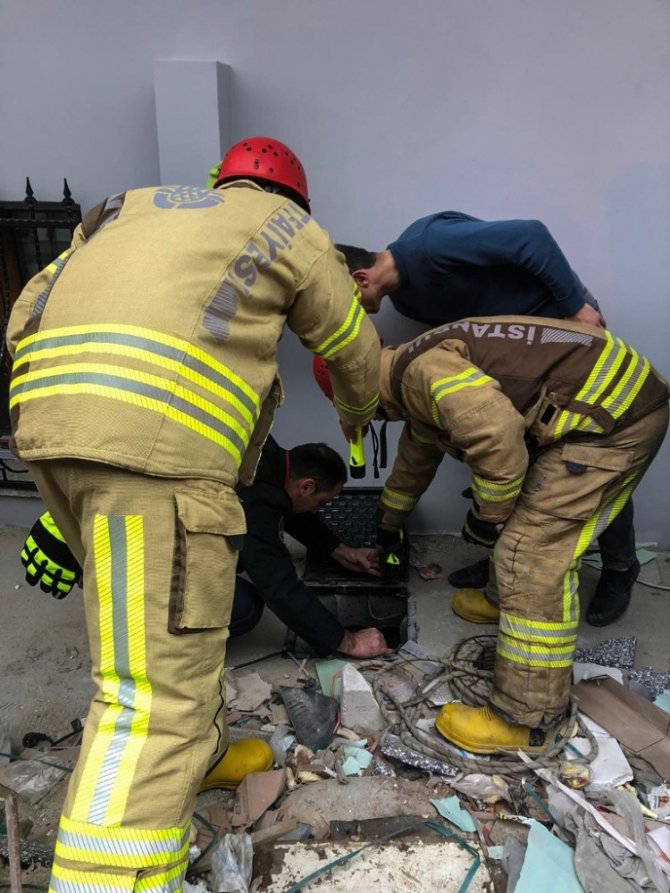 Arnavutköy’de 8 metrelik kuyuya düşen küçük kız itfaiye ekiplerince kurtarıldı