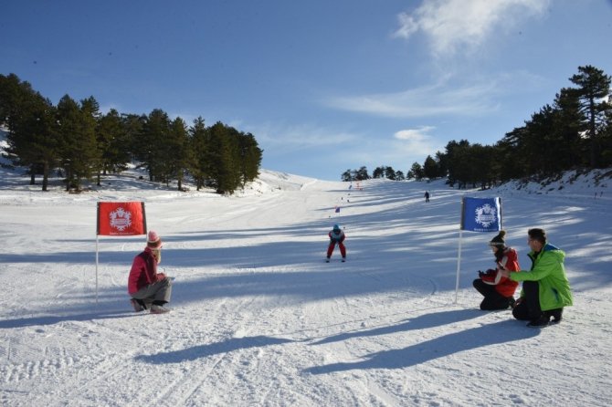 Muratdağı’nda Kayak ve Kızak Şampiyonası