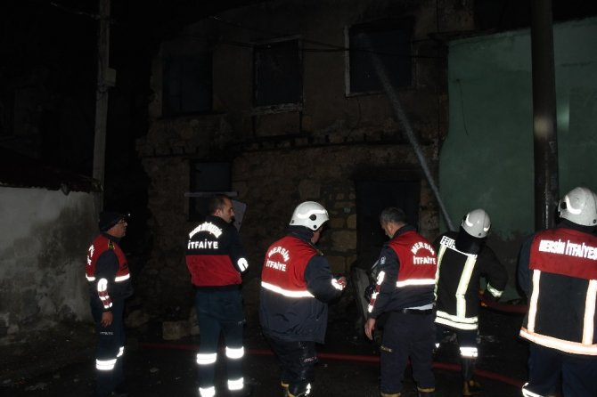 Tarsus’ta iki evin kullanılmaz hala geldiği yangın mahalleliyi korkuttu