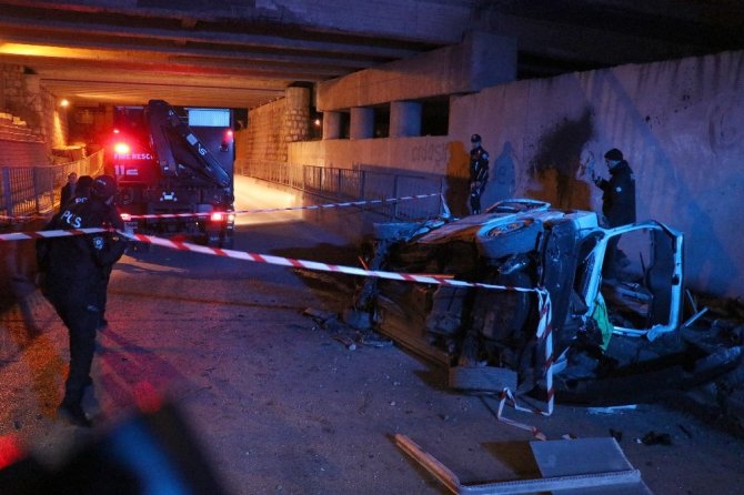 Bolu’da, köprüden uçan otomobil hurdaya döndü: 2 ölü