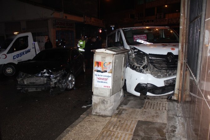 Elazığ’da minibüs ile otomobil çarpıştı: 3 yaralı