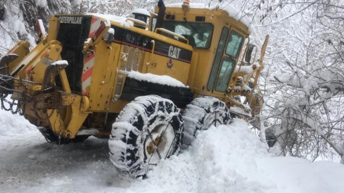 Belediye karla mücadele ekibi kaza geçirdi