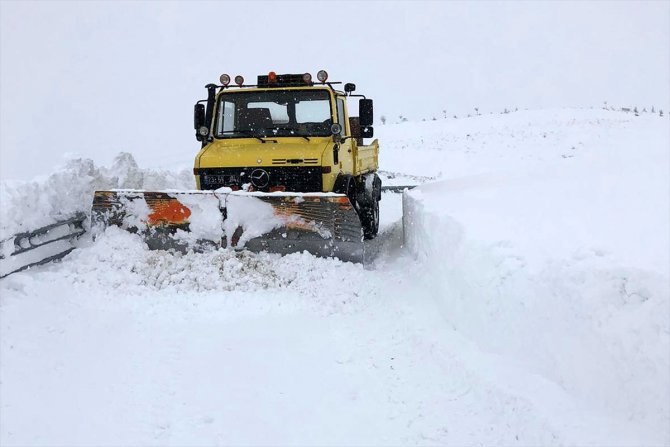 Elazığ'da kar nedeniyle 73 köy yolu ulaşıma kapandı