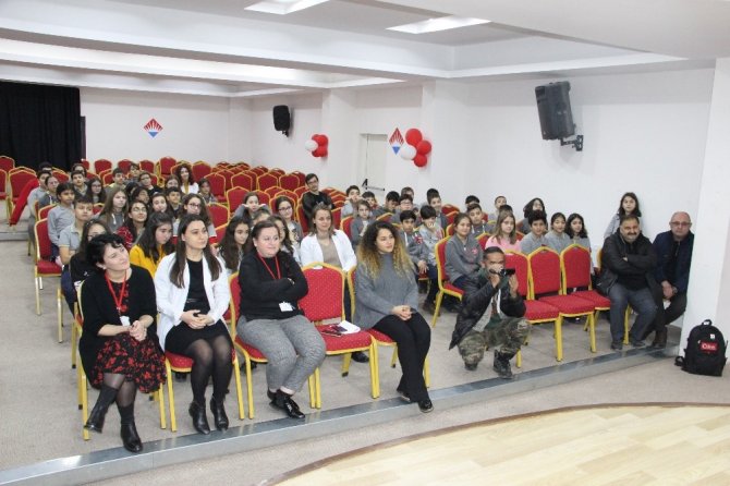 Görme engelli Özbek öğrencilerin dünyasını değiştirdi
