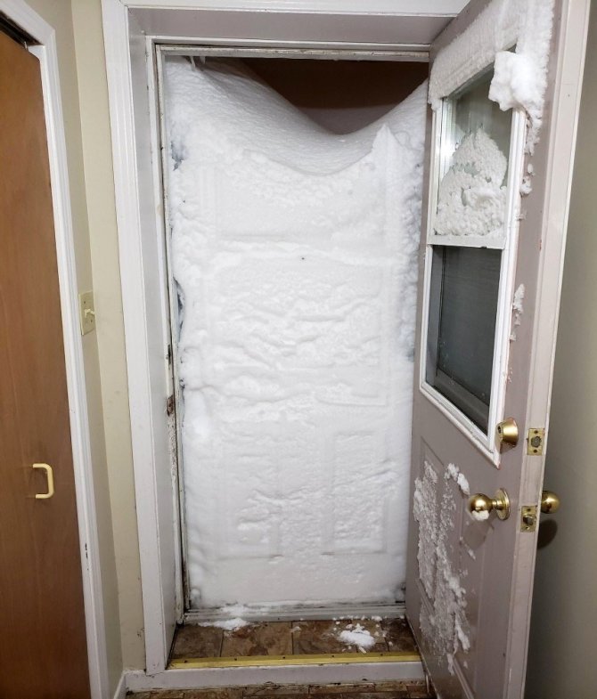 Kanada’da kar kalınlığı 2 metreyi aştı, evlerin çevresi karla kaplandı