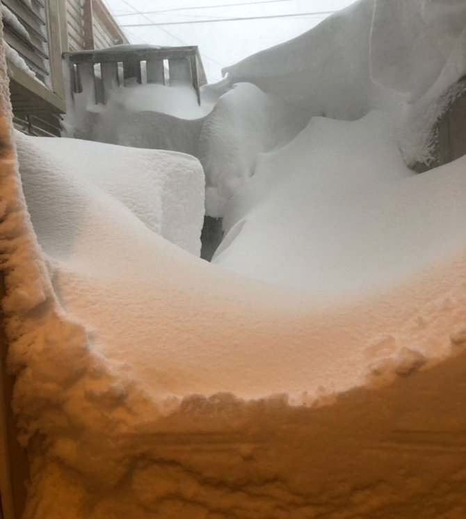 Kanada’da kar kalınlığı 2 metreyi aştı, evlerin çevresi karla kaplandı