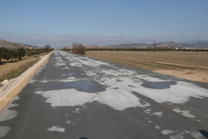 Manisa’da kışa rağmen yol yapım çalışmalarına devam ediyor