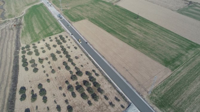 Manisa’da kışa rağmen yol yapım çalışmalarına devam ediyor