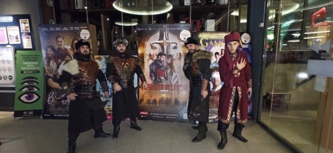 "Türkler Geliyor" filmine akıncı kostümleriyle gittiler