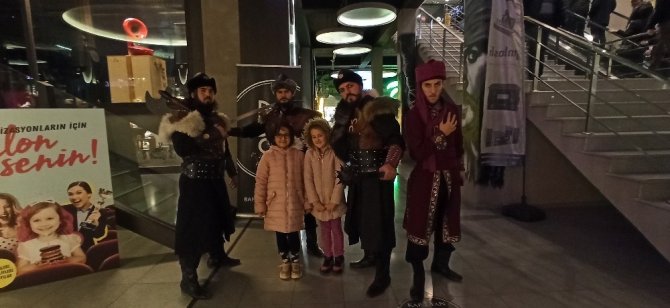 "Türkler Geliyor" filmine akıncı kostümleriyle gittiler