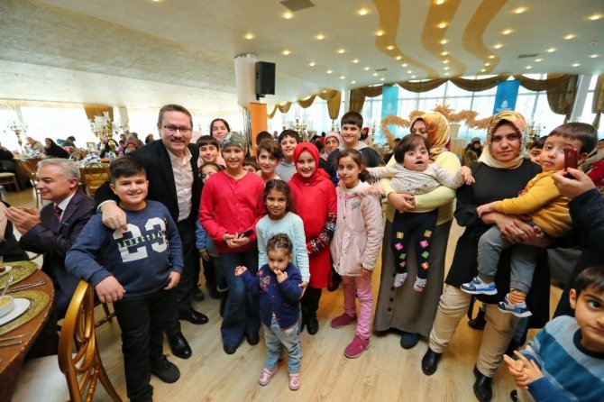 Başakşehir’de maskotlu, illüzyonlu karne şenliği