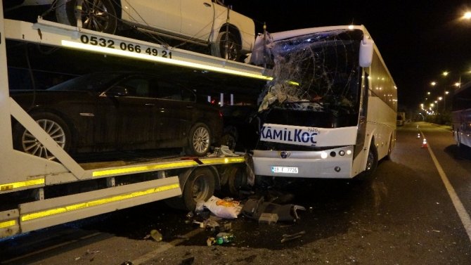 Uşak’ta yolcu otobüsü kaza yaptı: 3’ü ağır 13 yaralı