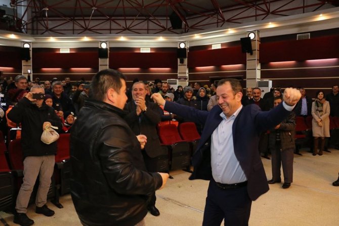 İşçiler yapılan zammı, Bolu Belediye Başkanı Tanju Özcan ile göbek atarak kutladı