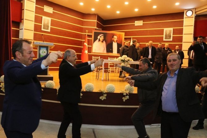 İşçiler yapılan zammı, Bolu Belediye Başkanı Tanju Özcan ile göbek atarak kutladı