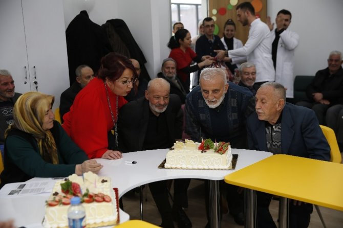 Yaşlılar, Mustafa Kumlu Ulu Çınarlar Yaşlı Yaşam ve Dayanışma Merkezi’nde zaman geçiriyor