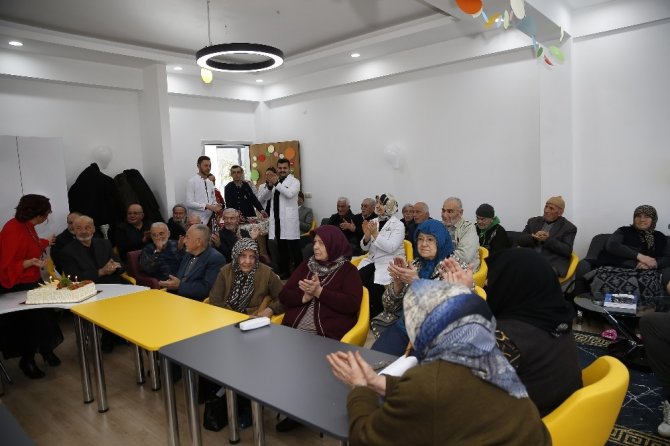 Yaşlılar, Mustafa Kumlu Ulu Çınarlar Yaşlı Yaşam ve Dayanışma Merkezi’nde zaman geçiriyor