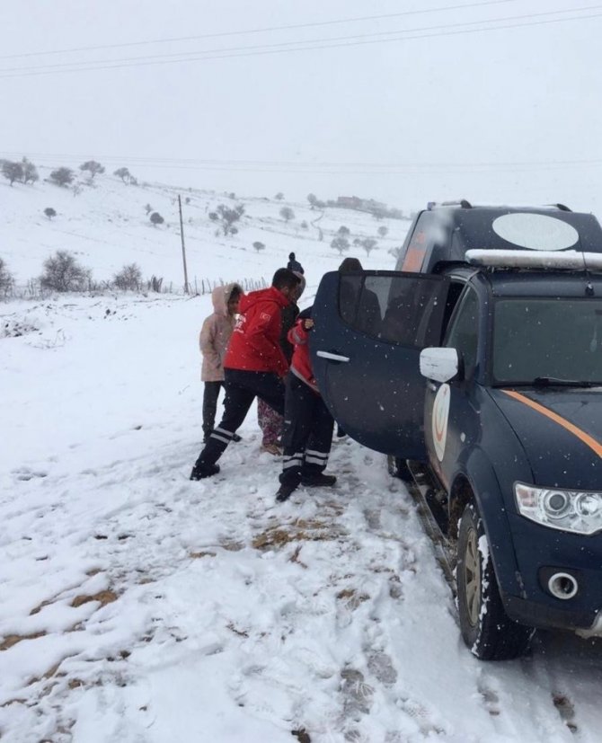 Kardan yolu kapanan mahallelerde 25 hasta hastaneye ulaştırıldı