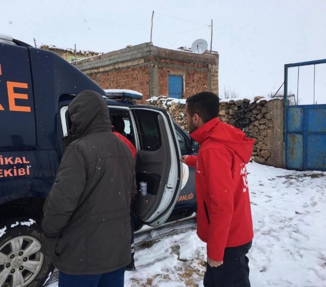 Kardan yolu kapanan mahallelerde 25 hasta hastaneye ulaştırıldı