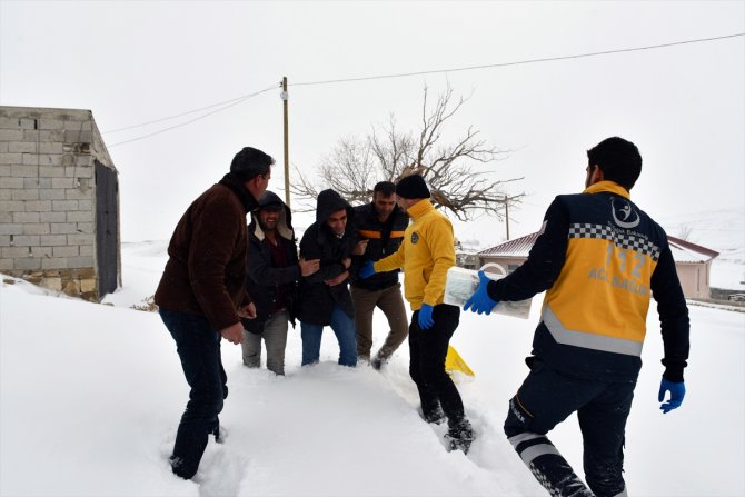 Yolu kardan kapanan köydeki hasta, ekiplerin 2 saatlik çalışmasıyla kurtarıldı
