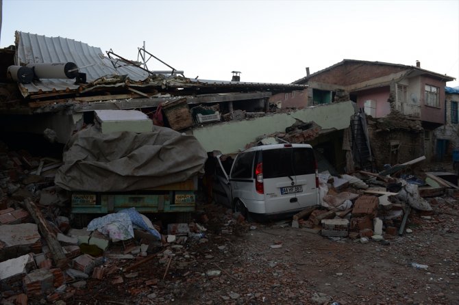 Depremden etkilenen Malatya'nın Doğanyol ilçesinde hasar tespit çalışması sürüyor