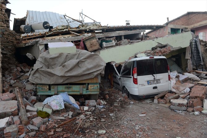 Depremden etkilenen Malatya'nın Doğanyol ilçesinde hasar tespit çalışması sürüyor