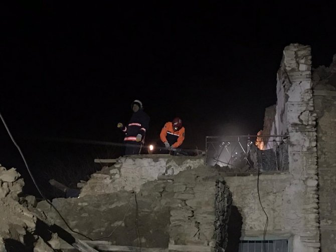 Malatya'da depremde çöken iki katlı kerpiç evin enkazından 2 kişi kurtarıldı