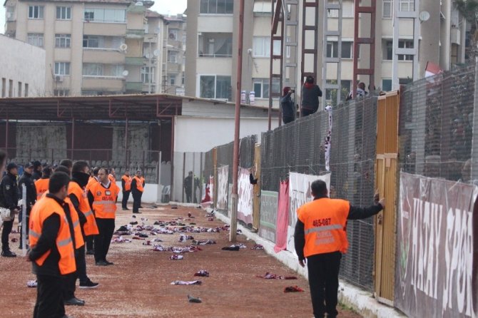 Hatayspor-Menemenspor maçında atkılar sahaya atıldı