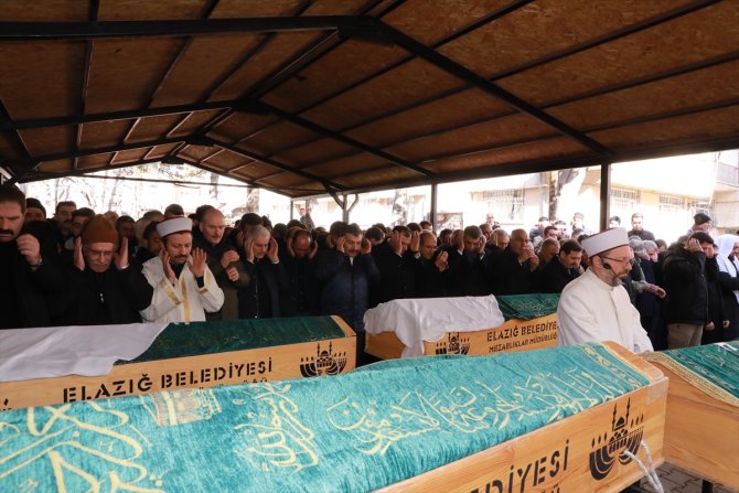 Elazığ'daki depremde hayatını kaybedenler son yolculuğuna uğurlandı