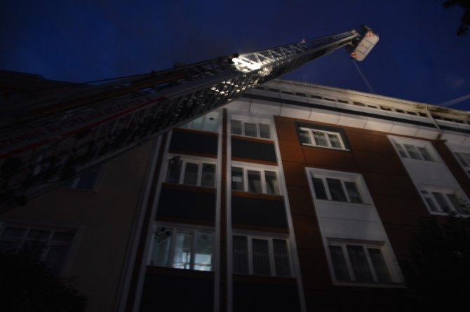 Gaziosmanpaşa’da 4 katlı bir apartmanın çatısı alev alev yandı