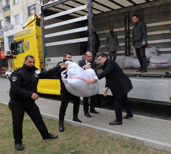 Turgutlu’da depremzedeler için 24 saatte iki tır dolusu yardım toplandı