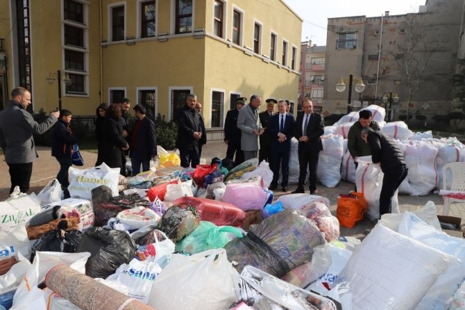 Turgutlu’da depremzedeler için 24 saatte iki tır dolusu yardım toplandı