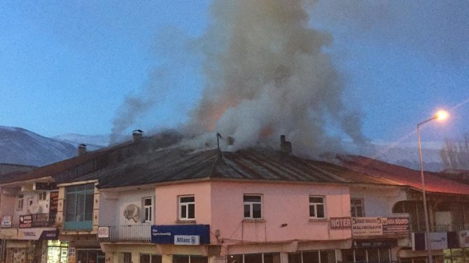 Karlıova’da iş yerinin çatısı yandı
