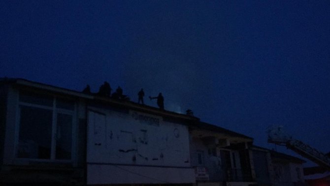 Karlıova’da iş yerinin çatısı yandı