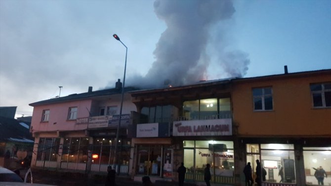 Karlıova'da iş yeri çatısında yangın