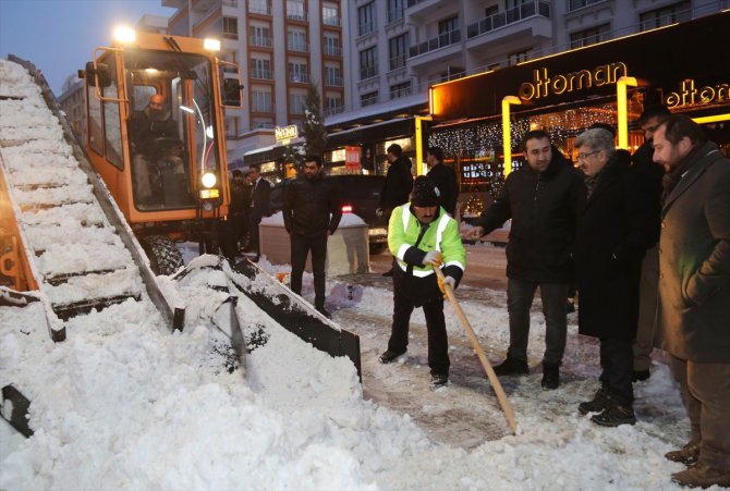 Van Valisi Bilmez, karla mücadele çalışmalarını denetledi